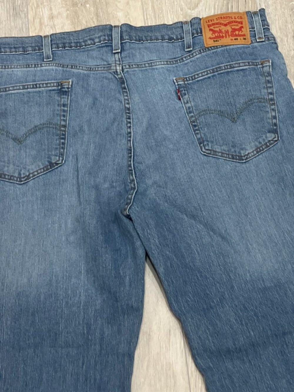 Levi's 541 Men's Jeans 40x30 Athletic Taper Light Wash Blue - Picture 3 of 5